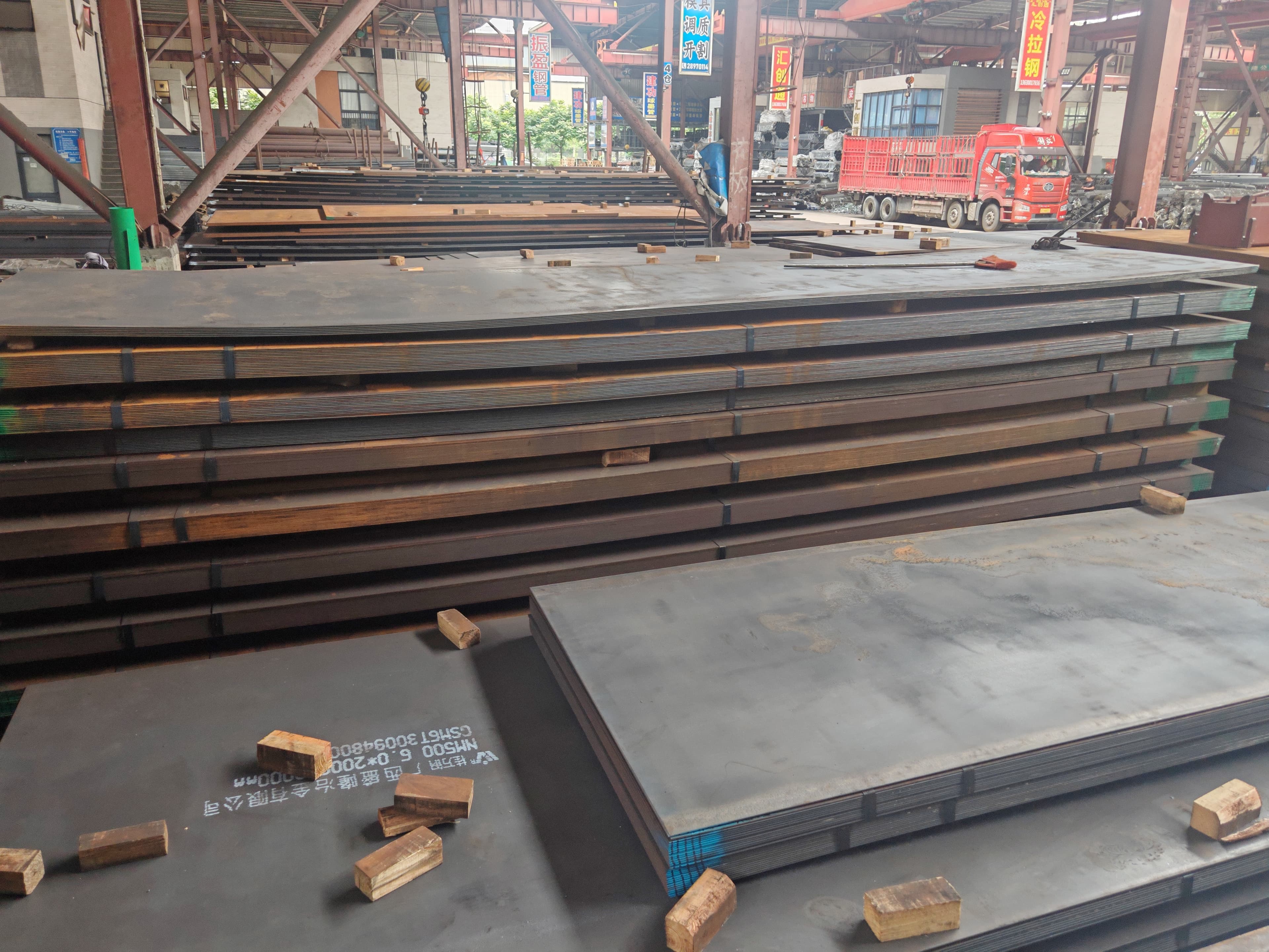 Wear plate liners in a mining material handling application